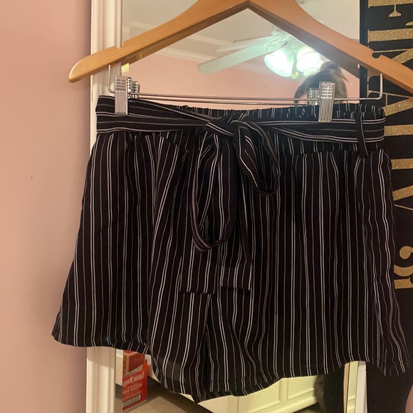 💙 CLOSET CLEANOUT 3 for $20 SALE 💙 Striped shorts - Picture 1 of 1